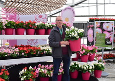 Gerard Werink of Syngenta (responsible for countries outside Europe and the US) presenting begonia Tophat. This white variety, together with the bi-colored are the unique colored ones. On top of that, it is claimed that plant is a bit higher and produces up to 20% larger flowers than other begonia varieties.